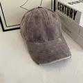 Detail der Vintage-Baseballkappe in Grau mit verwaschenem Denim und ausgefranstem Rand - M (56-58cm) / Grau