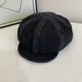 Donkergrijze denim newsboy cap met witte contraststiksels en klassiek 8-panel ontwerp - M / Zwart