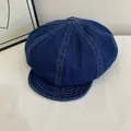 Detailopname van de donkerblauwe denim pet met witte contraststiksels en retro vintage look - M / Donkerblauw