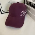 Retro-Baumwoll-Baseballkappe in Dunkellila mit weißem Stickmotiv und gebogenem Schirm - M (56-58cm) / Burgunderrot