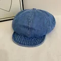 Detail van een gewassen blauwe denim krantenjongenspet met hoogwaardige stiksels - M / Middelblauw