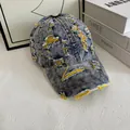 Detalle de gorra de béisbol de mezclilla con forro amarillo y acabados desgastados - M / Azul Oscuro/Forro Amarillo