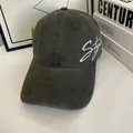 Olivgrüne Baseballkappe aus Baumwolle mit Stickerei, Ansicht aus einem 45-Grad-Winkel - M (56-58cm) / Armeegrün