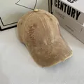 Detailansicht einer Vintage-Baseballcap mit destroyed-effekten und ausgefransten Kanten - M (56-58cm) / Khaki