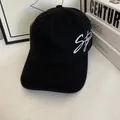 Nahaufnahme der weißen Style-Stickerei an der Seite dieser schwarzen Canvas-Baseballkappe - M (56-58cm) / Schwarz