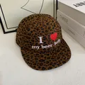 Casquette rétro imprimé léopard avec cœur rouge et broderie 'I my beer belly' - M (56-58cm) / Imprimé léopard