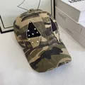 Gorra de béisbol camuflaje con remaches plateados y detalles rotos en mesa blanca - M(56-58cm) / Camuflaje Remache
