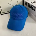 Detalle de gorra de béisbol azul real con bordado cursivo sofisticado de Simple Life - M / Azul