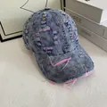 Primer plano de gorra de béisbol de mezclilla desgastada con costuras rosas y rotos - M / Azul/Costuras Rosas
