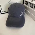 Detail der dunkelgrauen Baseballkappe mit weißem Style-Schriftzug und Vintage-Textur - M (56-58cm) / Grau