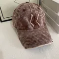 Detailansicht der Vintage-Baseballkappe aus Denim mit Stickerei und Destroyed-Effekten - M (56-58cm) / Kaffeebraun