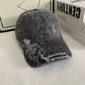 Primer plano de gorra leopardo rosa con borde desgastado y textura de pana de estilo vintage - M (56-58cm) / Gris