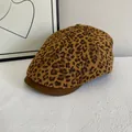 Detail des Leopardenmusters und der braunen Lederkrempe der modischen Schirmmütze - M (56-58cm) / Kamelfarbener Leopard
