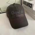 Primer plano detallado del bordado vintage 'Simple Life' en la gorra de béisbol de algodón - M / Gris