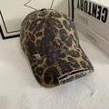 Detalle de gorra de béisbol con estampado de leopardo rosa y visera con efecto desgastado - M (56-58cm) / café