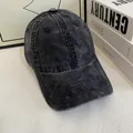 Detaillierte Textur der gewaschenen grauen Vintage-Baseballkappe mit Ziernähten - M (56-58cm) / Schwarz