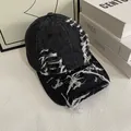 Vista detallada de la gorra de béisbol de mezclilla negra con roturas y flecos - M / Negro
