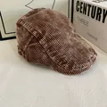 Detail van bruine corduroy pet met gestreepte textuur en metalen gesp aan de zijkant - M(56-58cm) / koffiekleur
