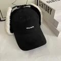 Dettaglio del cappello in pelle scamosciata con paraorecchie di peluche e fibbia in metallo - M (56-58cm) / Nero