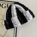 Dettaglio delle strisce verticali e della trama di un cappello di maglia bianco e nero - M (56-58cm) / Nero+Bianco