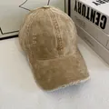 Vista detallada de la textura de pana desgastada en una gorra retro con bordes deshilachados - M / Caqui