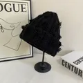 Dettaglio della cuffia in maglia grossa nera con accenti di frange e calda lana - M (56-58cm) / Nero
