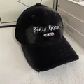 Detalle de gorra de béisbol de pana negra con bordado vintage de Nueva York desflecado - M(56-58cm) / Negro