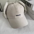 Dettaglio cappello invernale con paraorecchie in peluche e ricamo Warmth - M (56-58cm) / Bianco Sporco