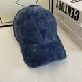 Detalle de gorra de béisbol de pana azul marino desgastada con textura vintage - M / Azul marino