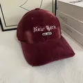 Primer plano de gorra de pana con bordado de New York y detalles desgastados en visera - M(56-58cm) / Burdeos