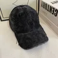 Detalle de gorra de béisbol de pana vintage con efecto desgastado y bordes raídos - M / Negro