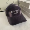 Detalle de gorra de béisbol de pana gris oscuro con bordado blanco de New York - M(56-58cm) / Gris