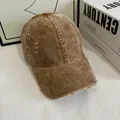 Detalle de gorra de béisbol de pana marrón vintage con efectos desgastados y roturas - M / Caqui Oscuro