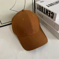 Detalle de gorra de béisbol marrón caramelo con costuras reforzadas en la visera ancha - M / Caramelo