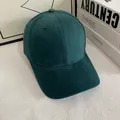 Dunkelgrüne Baseballkappe aus gewaschenem Stoff mit gebogenem Schirm im zeitlosen Design - M (56-58cm) / Grün