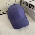 Primer plano detallado de gorra de béisbol púrpura con costuras reforzadas y diseño de 6 paneles - M / Azul Niebla