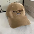 Primer plano de gorra de béisbol de pana caqui con bordado vintage de New York - M(56-58cm) / Caqui