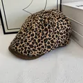 Primer plano de boina de leopardo con visera de ante marrón y textura de tela detallada - M / Caqui