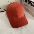 Detail der orangeroten Baseballkappe aus Distressed-Stoff mit Sechs-Panel-Naht und Schirm - M (56-58cm) / Karamellbraun