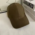 Detalle de la gorra de béisbol de algodón marrón oscuro con costuras y ojales de ventilación - M / Verde oliva
