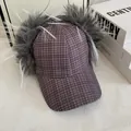 Detalle de gorro de cuadros con piel sintética gris espesa y tejido de cuadros marrón texturizado - M / Morado