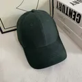 Primer plano detallado de gorra de béisbol de algodón verde oscuro con diseño de seis paneles - M / Verde Oscuro