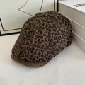 Detalle de gorra plana vintage de leopardo con ribete de gamuza marrón de alta calidad - M / Café