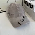 Dettaglio del cappellino in velluto a coste con ricamo TODAY e cuciture laterali - M / Grigio chiaro
