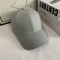 Primer plano de gorra de béisbol de algodón verde claro con textura de sarga y costuras - M / Verde menta
