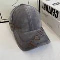 Dettaglio cappellino in velluto a coste grigio scuro con ricamo vintage Today - M / grigio scuro