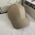 Primer plano detallado de la gorra de béisbol de algodón caqui con ojales y costuras finas - M / Caqui