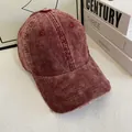 Vista detallada de la gorra de pana lavado burdeos con textura de efecto desgastado en visera - M (56-58cm) / Burdeos