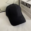 Primer plano de gorra de béisbol negra con tejido de sarga de calidad y costuras - M / Negro