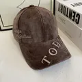 Dettaglio del ricamo bianco 'TODAY' su berretto da baseball in velluto a coste marrone - M / caffè